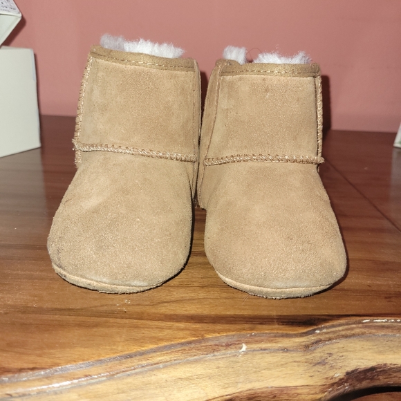 UGGS - Picture 4 of 5